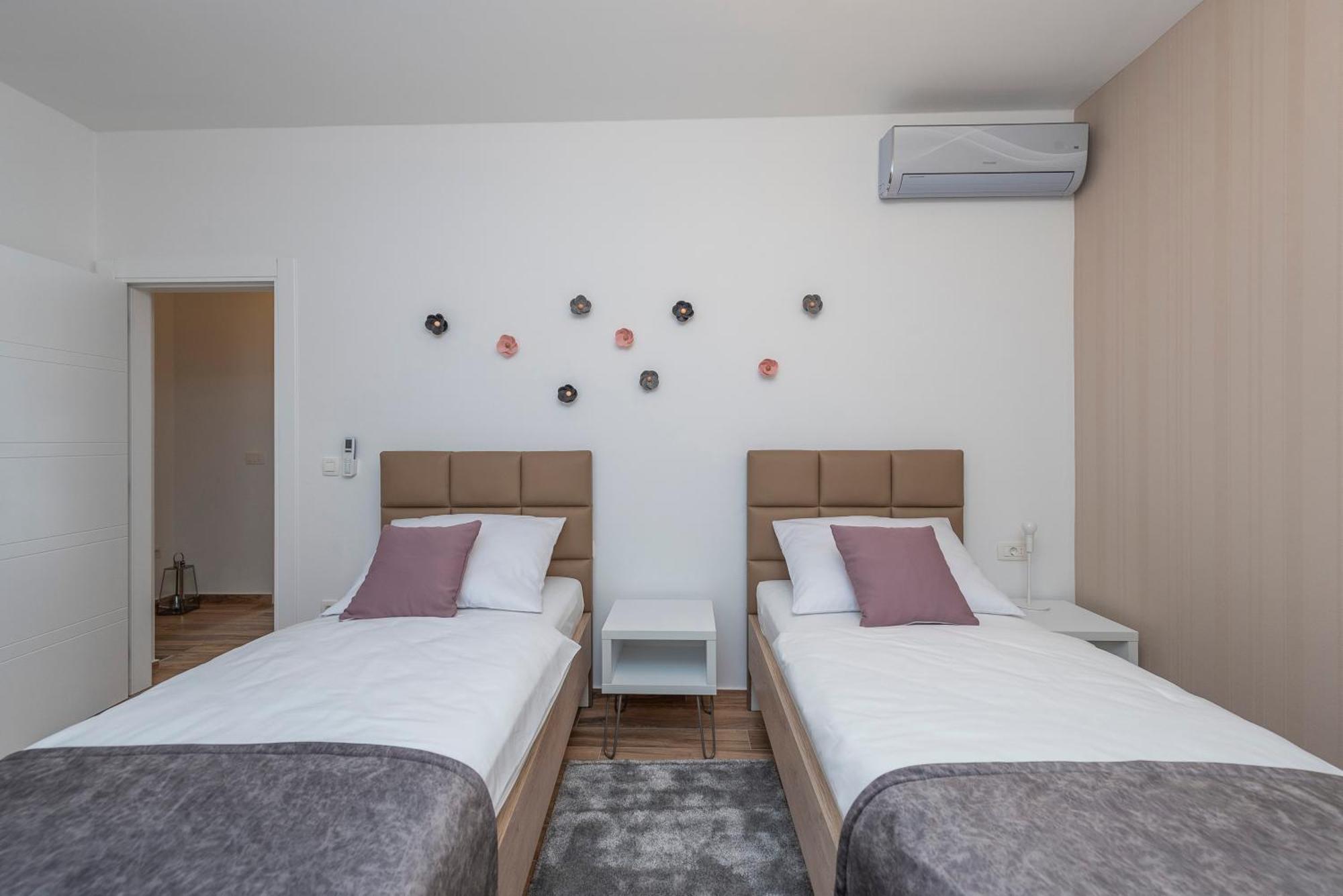 Luxury Apartments - La Vir 1 & 2 Kültér fotó